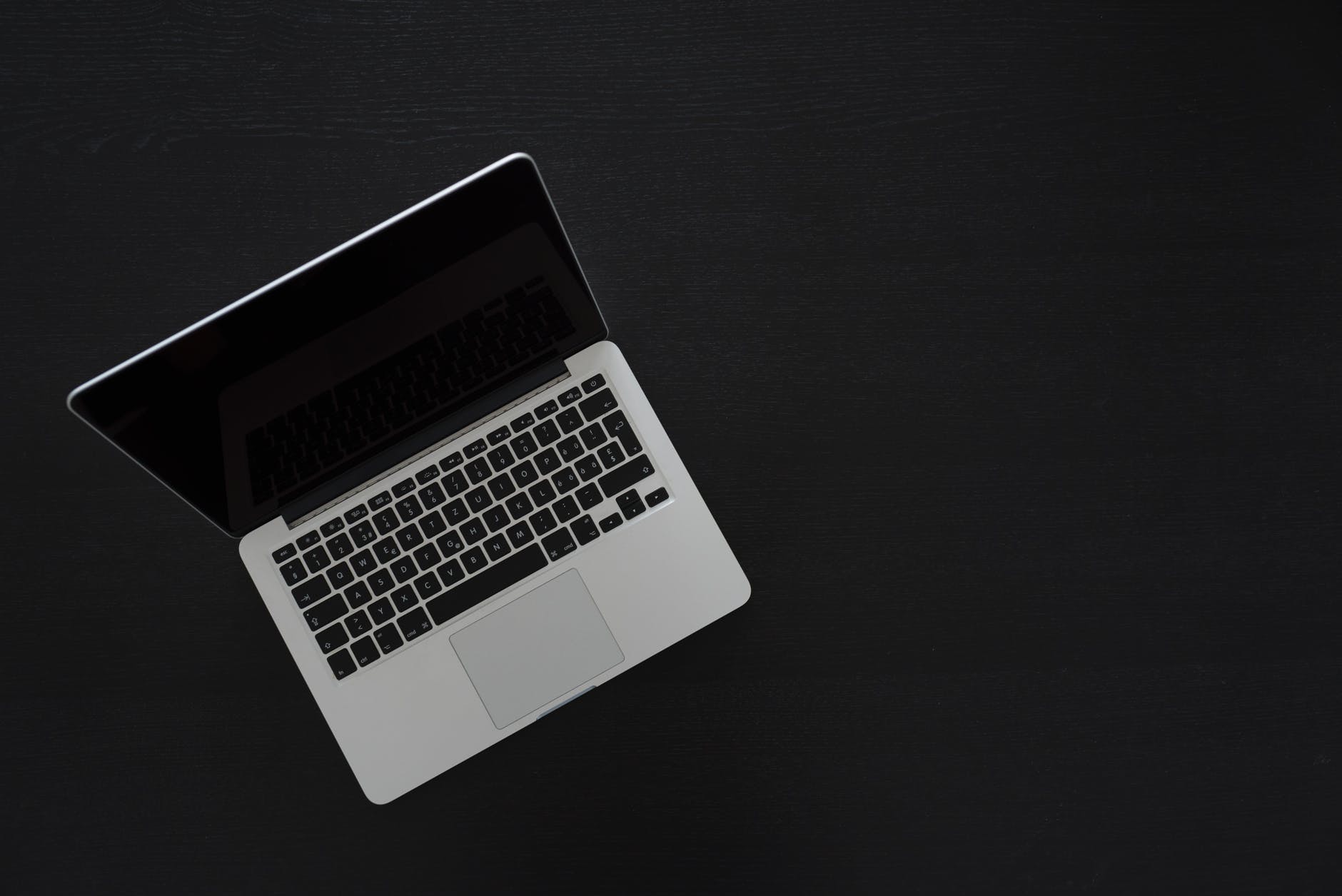 https://www.pexels.com/photo/macbook-pro-129208/